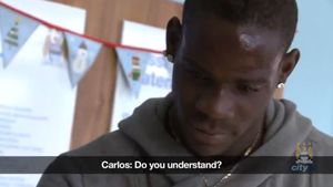 VIDEO Balotelli poate lejer să devină noul Mr. Bean al Angliei!** Atacantul a fost DE POVESTE când a venit vorba de împachetat cadouri! Râzi cu lacrimi