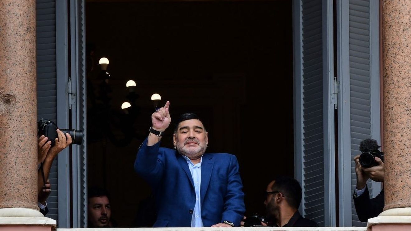 Poveste genială cu hoțul care i-a spart din greșeală casa lui Diego Maradona: „S-a așezat pe canapea, a început să plângă în hotote și a chemat singur poliția!”