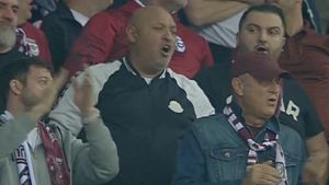 Dan Șucu, imaginea anului în galeria Rapidului, alături de acționarul Victor Angelescu și de fostul lider al ultrașilor, Gigi Corsicanu'