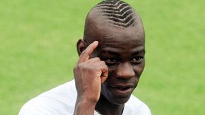 Balotelli și-a găsit o nouă distracție!** Și-a făcut circuit în grădină :)