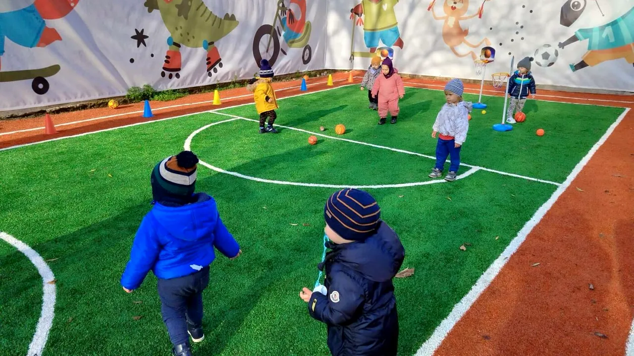 La prima creșă sportivă din România se joacă baschet! O clădire insalubră a fost transformată într-o instituție sportivă pentru copii | GALERIE FOTO