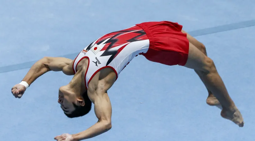 Kenzo Shirai, noul star al gimnasticii masculine. La 17 ani, japonezul a reușit un salt cu cvadruplu șurub la sol și a luat aurul