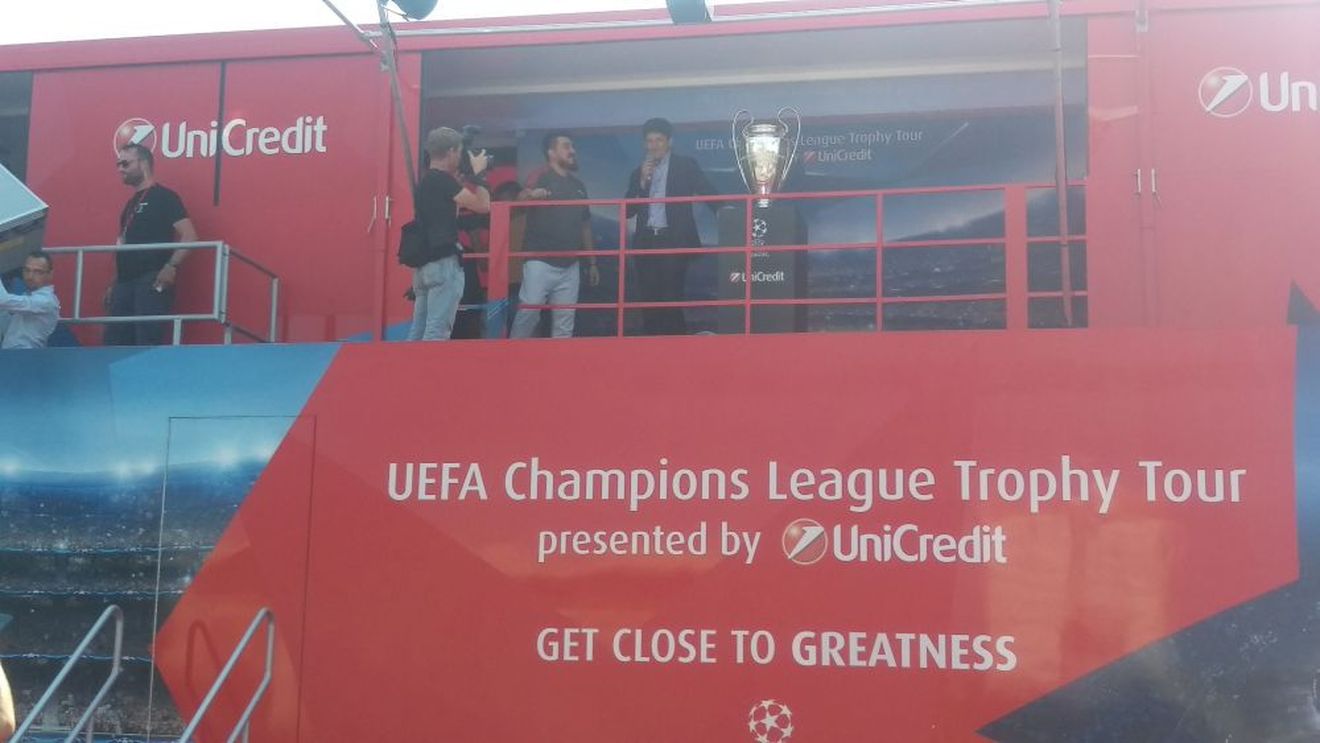 FOTO | Trofeul UEFA Champions League a ajuns la Iași! Belodedici: "Pentru o echipă românească, prezența în grupele Ligii Campionilor echivalează cu câștigarea trofeului"
