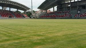 Gazonul stadionului încă nefinalizat din Arad se degradează pe zi ce trece. Reprezentantul firmei care a efectuat lucrarea e îngrozit de mentenanța asigurată de primărie: ”Pur și simplu m-am îngrozit. S-a instalat boala”