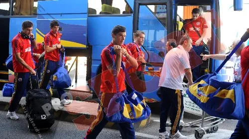 Naționala României a aterizat la Rimini într-o liniște totală!** Doar doi fani s-au „înghesuit” să-i vadă pe „tricolori” :)