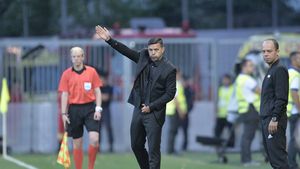 Un nou meci, o nouă victorie, încă un discurs de antrenor fericit. Contra a dezvăluit de ce și-a ales Finlanda drept adversar, l-a ridicat în slăvi pe Budescu și a evidențiat un alt tricolor: "Mereu sunt mulțumit de el! Îi face pe ceilalți să dea totul pe teren"