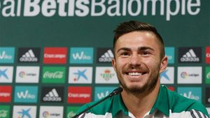 Fază controversată în Betis - Valencia. Alin Toșca, lovit intenționat de Nani. Reacția antrenorului lui Betis