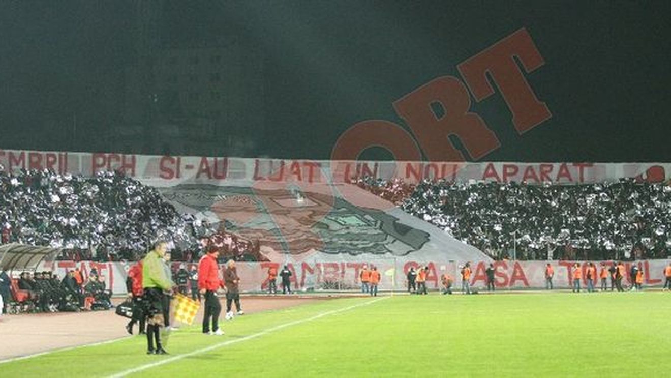 Coregrafie 'vândută', 'câinii' prinși în ofsaid! **Duelul galeriilor în Dinamo-Rapid! Vezi mesajele!