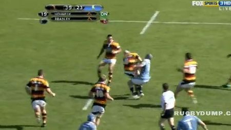 VIDEO** I-a țâșnit sângele din ureche! Vezi cea mai dură intrare din rugby!