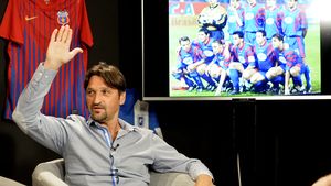 EXCLUSIV | Un titan al fotbalului a vrut să-i dea gol de la aproape 60 de metri lui Florin Tene: "Îmi făcea semn să nu mai ies din poartă, m-am făcut galben la față"