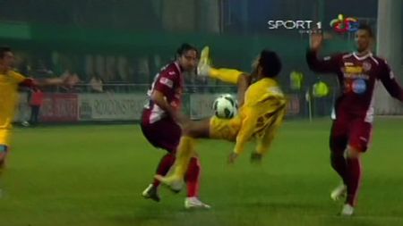 VIDEO Spectatorii au venit la fotbal și au văzut altceva:** Piccolo a lăsat Chiajna mută după "execuția" asta! Merita "roșu" italianul?