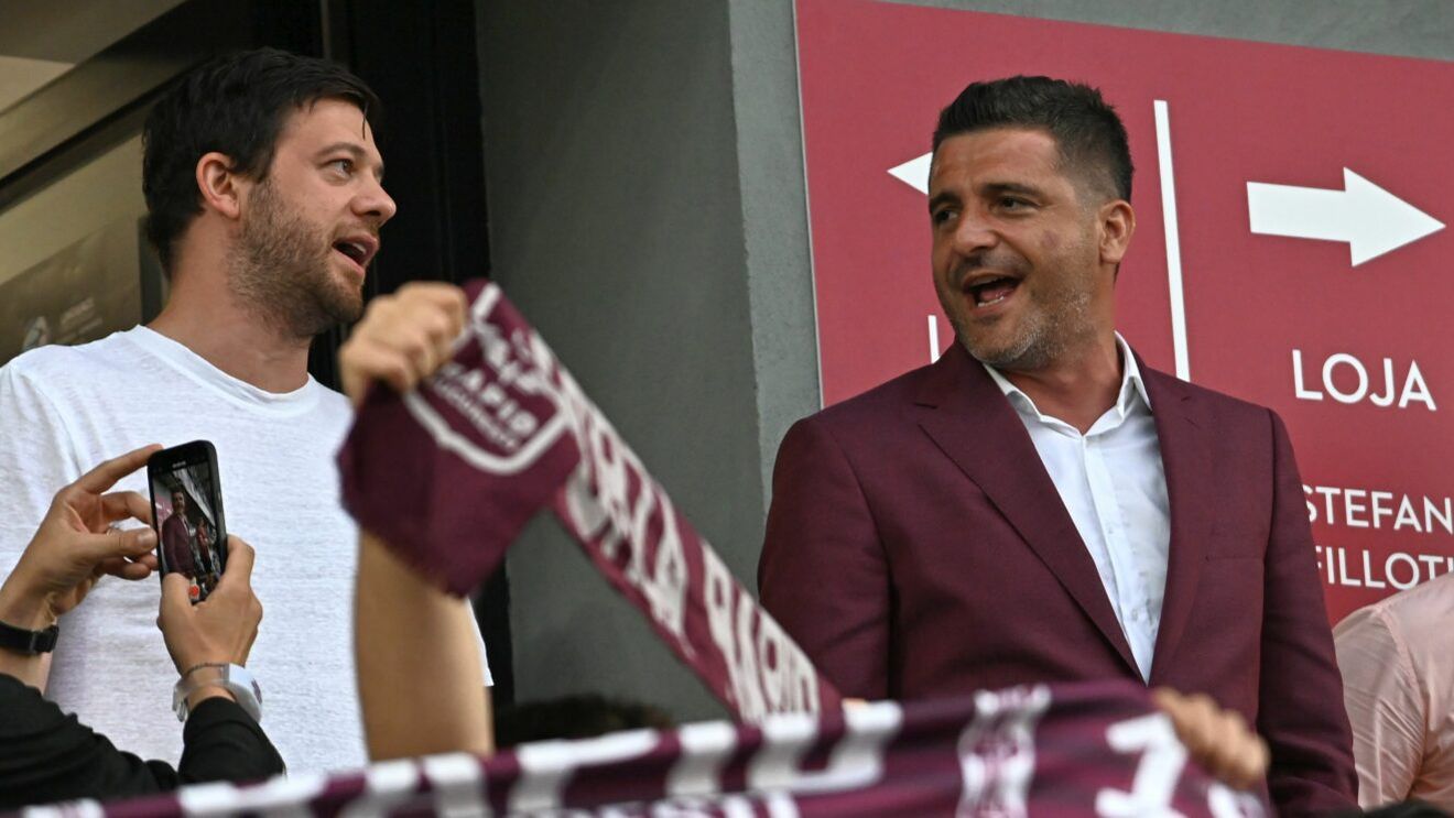 Ca pe vremuri, la război: cum a ajuns conducerea Rapidului la meciul cu FCSB | FOTO