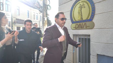 Amintiri cu Cristian Rizea, deputatul încolțit de DNA. Fostul șef de cabinet la MTS se lăuda în 2001 că e finul lui Nicu Gheară. A scos pistolul în aeroport, a amenințat un comentator TVR că-l dă afară și vorbea cu "să moară mama"