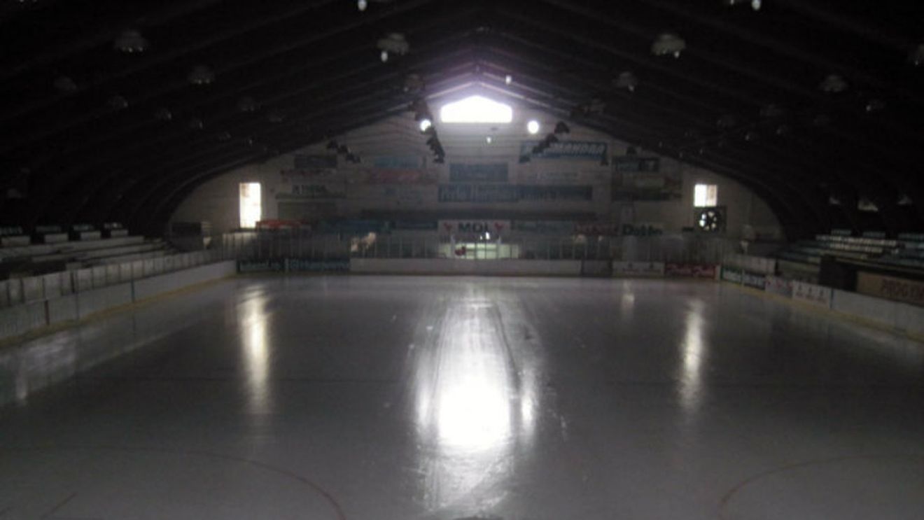 HOCHEI | Situație șocantă la finala Cupei României: un reflector a bubuit deasupra unui grup de spectatori. Patinoarul din Gheorgheni a rămas în beznă cu aproape 2.000 de oameni. Toată lumea a ieșit teafără!