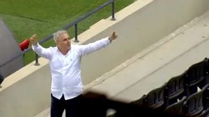 Marius Șumudică, la un pas să fie călcat în picioare în tribune! Imagine incredibilă postată de Gaziantep cu antrenorul român | FOTO
