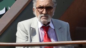 Ion Țiriac este dispus să cumpere arenele BNR, dar pune condiții: "Plătesc și de 10 ori prețul!" Guvernatorul cere 35 de milioane de euro