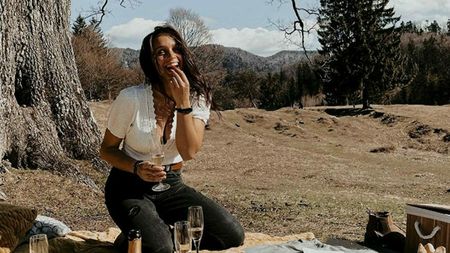 Una dintre cele mai controversate ispite de la Insula Iubirii este o fostă gimnastă din Onești! S-a despărțit după o relație de 15 ani de iubitul mai mare cu 20 de ani: se cuplase cu el pe când ea avea doar 14 ani și apoi a terorizat-o. GALERIE FOTO