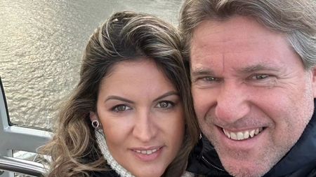 Cum s-a pregătit Andreea Albăstroiu, iubita lui Florin Răducioiu, de Crăciun cu fostul atacant al Generației de Aur! Femeia e cu 10 ani mai tânără decât „Minunea Blondă”. GALERIE FOTO