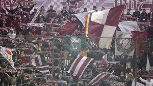 Le-a fost teamă să nu se simtă străini în "casa" lor!** :) Cei de la CFR Cluj au conectat galeria la instalația de sonorizare