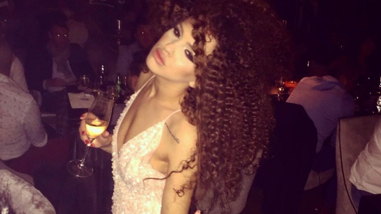 Cum a ajuns să arate acum Diana Gureșoaie, fosta iubită a lui Cristi Tănase poreclită „Strâmba lui Dodel”. Tânăra a participat la o bătaie cu fostul fotbalist FCSB, dar acum e transformată total: „I-a dat un pumn unuia și a leșinat ăla direct! Veneau neamurile lui cu topoare”. GALERIE FOTO