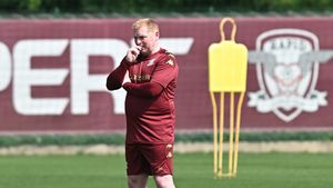 Răzvan Lucescu îl avertizează pe Neil Lennon că poate avea viață grea la Rapid: „Suporterii sunt severi!”. VIDEO