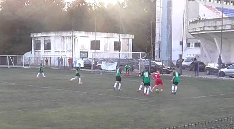 Scene brutale la un meci de Liga Elitelor U17. Antrenorul lui CSMS Iași U17, surprins în timp ce bătea un junior de pe banca de rezerve. FRF anchetează cazul