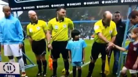 VIDEO Rivalitate dusă la extrem! Gest lipsit de fair-play la începerea unui meci din Anglia! Vezi ce au făcut doi copii