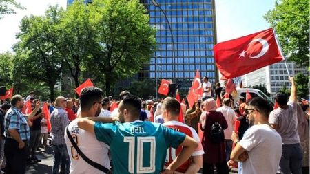 "Eu sunt Ozil!" Mijlocașul lui Arsenal i-a scos pe nemți în stradă 