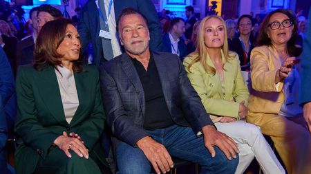 Arnold Schwarzenegger, prietenul Nadiei Comăneci, alături de iubita cu 27 de ani mai tânără decât el
