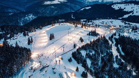 Zăpada care a trecut prin trei anotimpuri. Ce este snow farming și în ce oraș din România se găsește primul sistem de acest fel