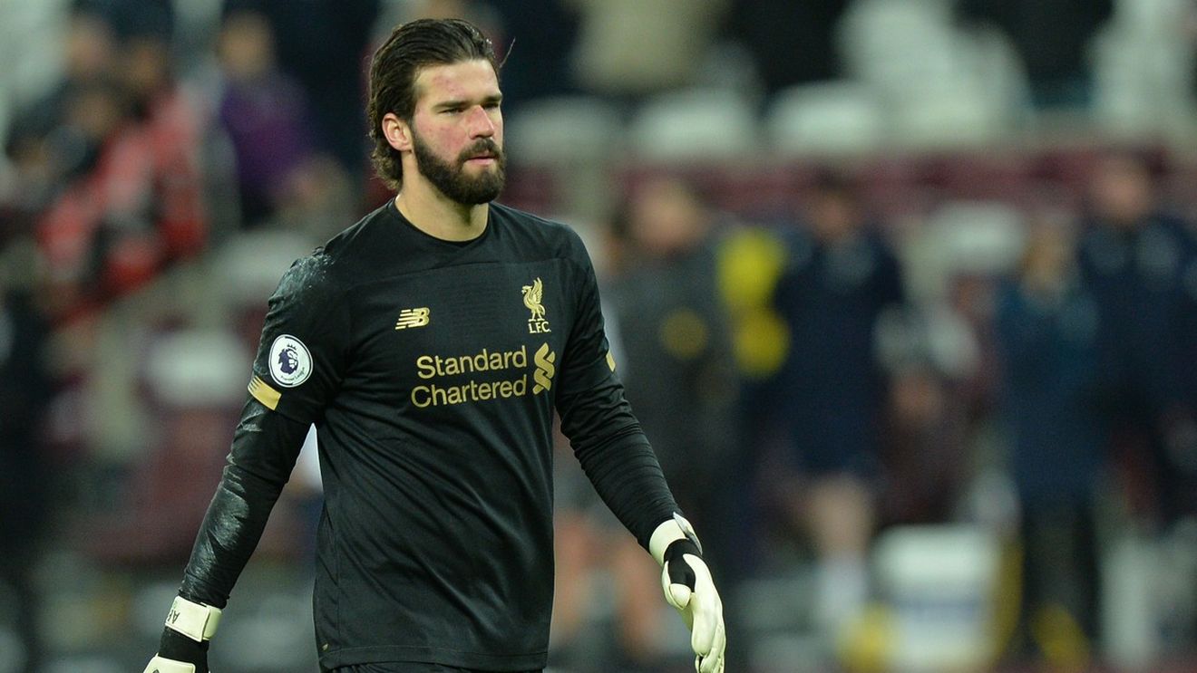 Alisson Becker are mai multe botezuri făcute decât goluri primite. Ocupația inedită pe care o are portarul de la Liverpool