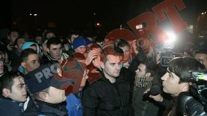 Mesaj pentru Mititelu! 150 de fani ai Științei l-au așteptat pe Piți la ieșirea de la conferință: **"Ale, ale, dacă Piți nu mai e, îți rupem picioarele"