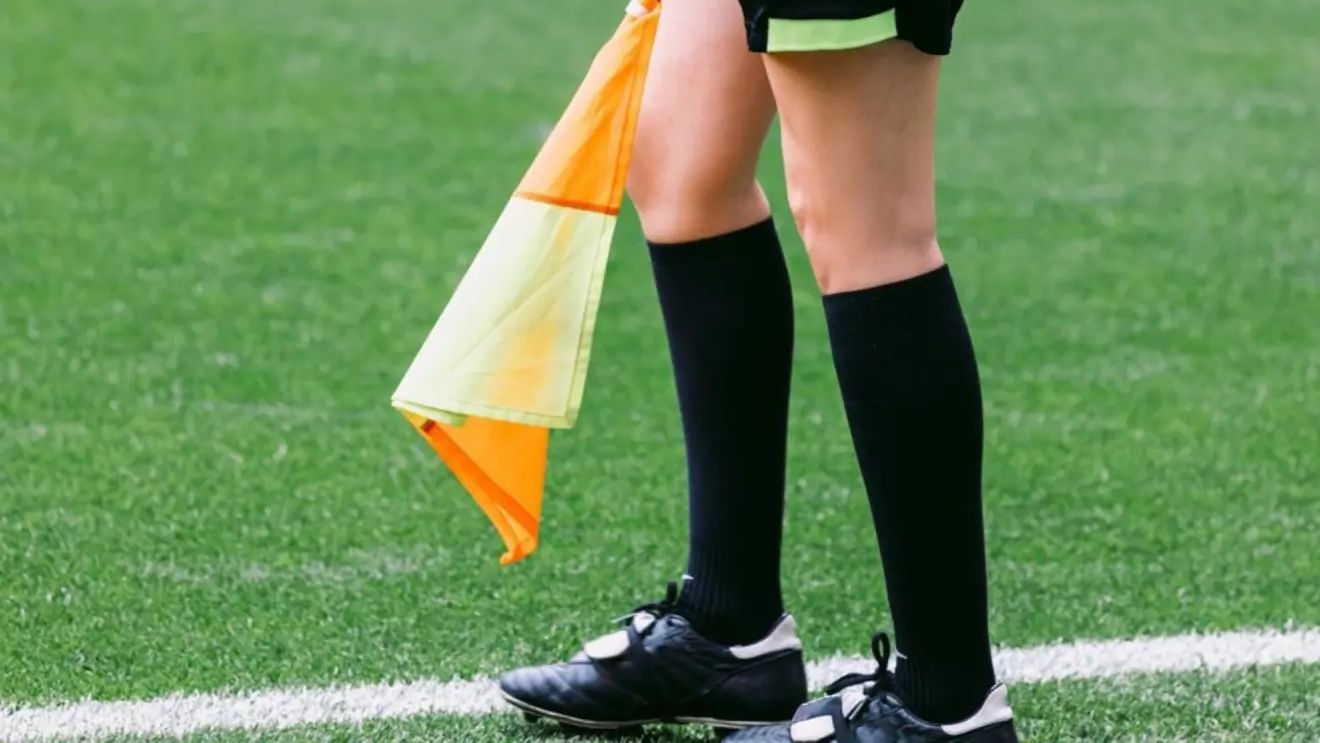 Un arbitru a fost arestat după ce s-a dat polițist și a agresat o prostituată