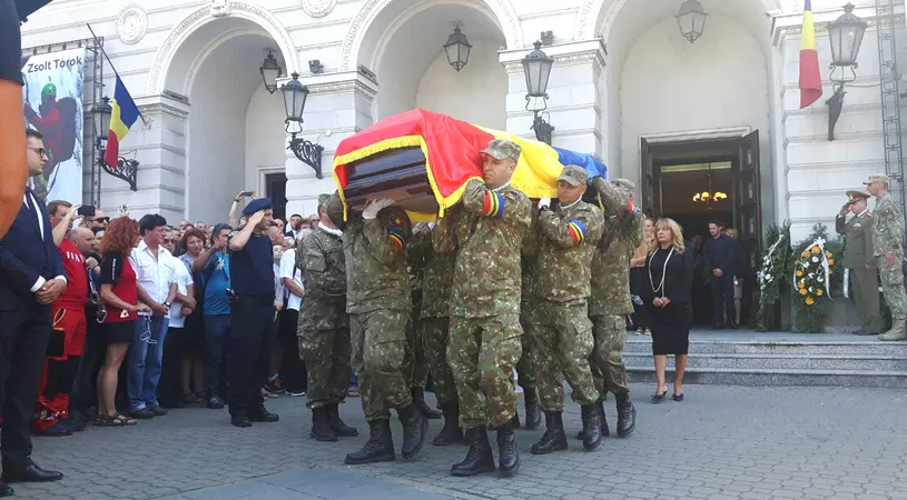 Alpinistul Zsolt Torok a fost înmormântat la cimitirul Eternitatea din Arad, cu onoruri militare