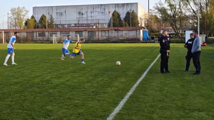 Imagini incredibile din fotbalul românesc! Jandarmii au intrat pe teren pentru a legitima în timpul meciului un antrenor! ”Amendat pentru injurii! N-ai cum așa ceva!”