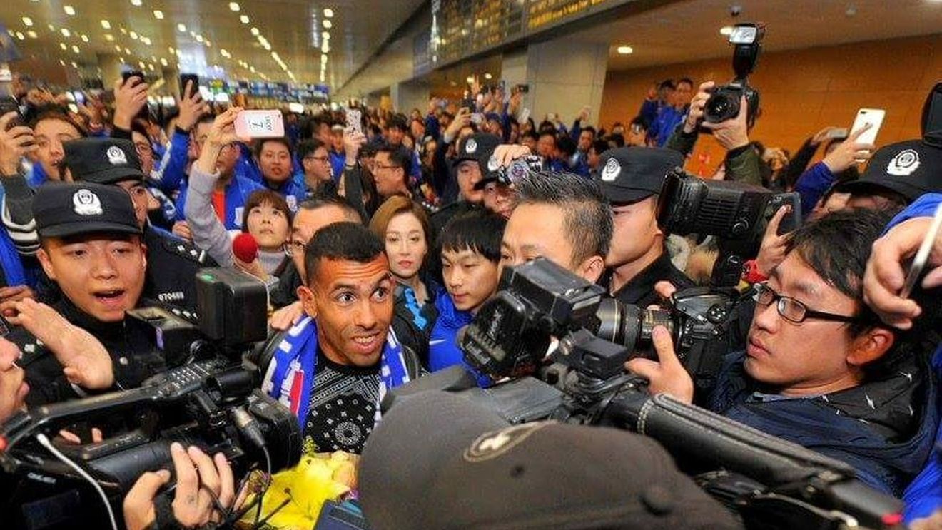Primit ca un rege! Tevez a ajuns în China, iar fanii "au luat-o razna". Starul argentinian va câștiga mai mult decât Ronaldo și Messi la un loc