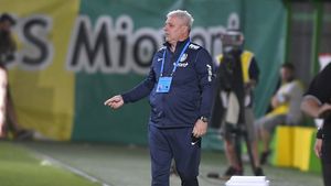 La o zi după ce Marius Șumudică a anunțat primul transfer pe care i l-a cerut lui Dan Șucu, patronul echipei din Superliga de care aparține fotbalistul dorit de Rapid a reacționat