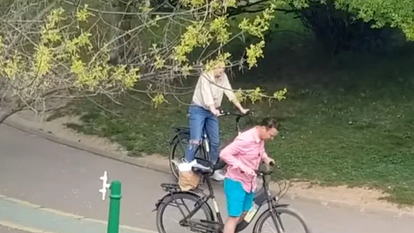 Primarul Sectorului 3, surprins cu bicicleta într-un parc din Capitală. Explicația dată de Robert Negoiță