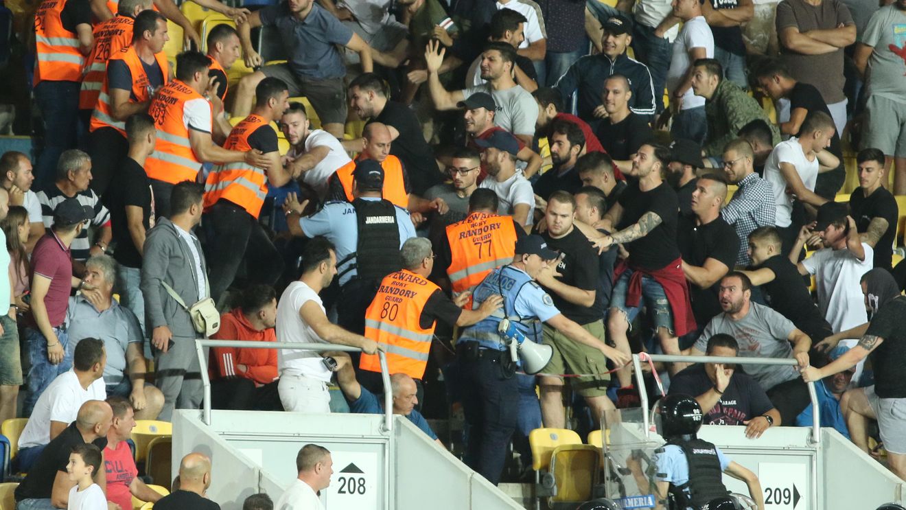 O nouă deplasare, un nou scandal. Ultrașii lui Dinamo au atacat cu pietre autocarul echipei, după ce au întrerupt și partida cu Chindia. Jucătorii s-au ascuns la Săftica și au cerut intervenția Jandarmeriei