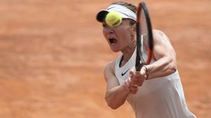 A stat cu cronometrul la mână! Meci mare făcut de Simona Halep, la Roma, cu Naomi Osaka. A cedat un singur game, în 59 de minute, și i-a făcut pe românii din tribune să o încurajeze ca pe un stadion de fotbal. Pe cine așteaptă în optimi. Așa am trăit partida în care fanii i-au strigat Simonei: "N-o lăsa, nu mai poate!" 
