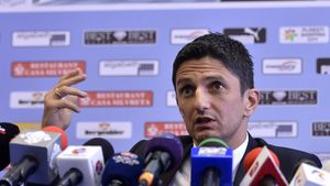 Răzvan Lucescu, iritat după ce a fost chestionat pe marginea fotografiei în care apare alături de Răzvan Burleanu și Mihai Stoichită: „Nu e problema voastră!”. De ce nu vrea să îi preia pe „tricolori”: „Nu este un obiectiv!”