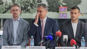 Suma împrumutată de Red&White către Dinamo după un an de la preluarea pachetului majoritar de acțiuni. Ce se va întâmpla cu banii după ieșirea din insolvență și cum o să se transforme clubul. „Va fi o fuziune”. Care sunt planurile din spatele cortinei cu banii APCH? | VIDEO