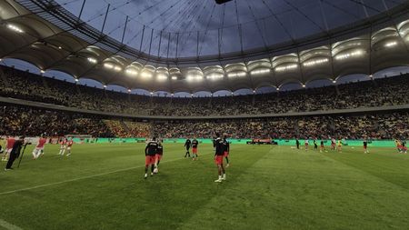 Apariție surpriză la FCSB - Dinamo. Mulți fani s-au înghesuit să ia un autograf