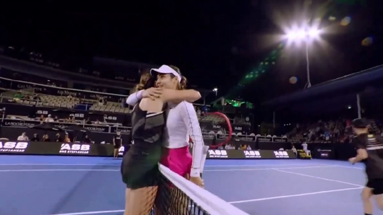 Meciul nebun dintre Gabriela Ruse și Emma Răducanu s-a încheiat după două ore și jumătate de joc! Gabi a revenit de la 2-5 în decisiv, dar britanica a avut ultimul cuvânt la Auckland. VIDEO