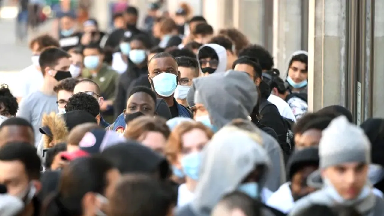 Cine mai crede că există COVID-19? „The Sun” scrie că londonezii au uitat de restricții și s-au călcat în picioare la redeschiderea magazinului Nike | VIDEO & FOTO