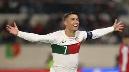 Un fan al lui Al Nassr a intrat pe teren în timpul duelului Luxemburg - Portugalia și s-a dus glonț la Cristiano Ronaldo! Reacția lui CR7 a devenit virală pe rețelele de socializare