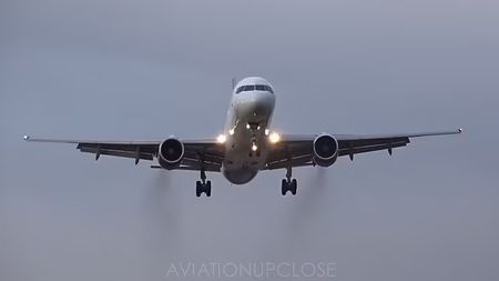 Imaginile groazei! Avionul în care se afla toată delegația lui Manchester City, în frunte cu Pep Guardiola, a fost obligat să aterizeze de urgență, după ce vântul era să dărâme aeronava! Pilotul a adus aparatul la sol în Liverpool, după 3 tentative eșuate la Manchester | VIDEO