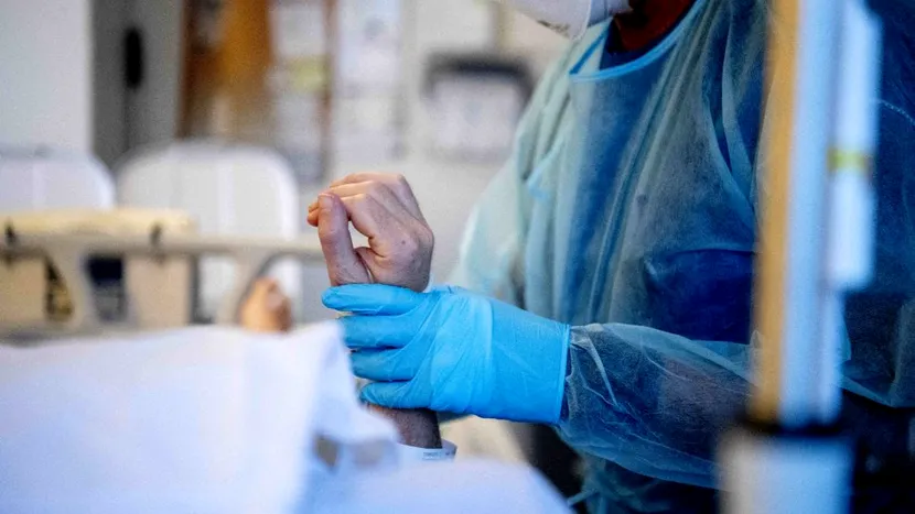 O asistentă nevaccinată de la Spitalul județean din Arad a murit de COVID-19. Doar jumătate dintre angajați au făcut vaccinul