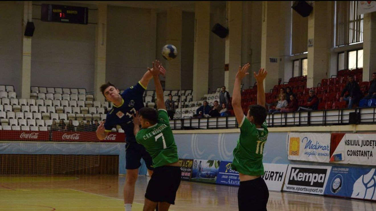 INEDIT | A lucrat cu Hagi la Viitorul, dar acum a devenit handbalist. Fiul unui fost mare portar al naționalei a intrat într-o nouă morișcă a carierei. "O moștenire grea, dar îi voi face față"