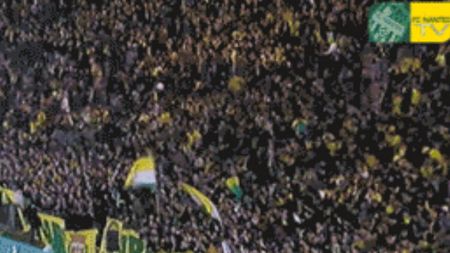 Imagine impresionantă în Franța! Aproape toată peluza lui Nantes a sărit să-l îmbrățișeze pe marcatorul golului victoriei cu Valenciennes